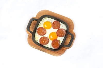 sahanda sucuklu yumurta