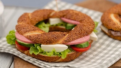 simit arasi beyaz peynirli salamli
